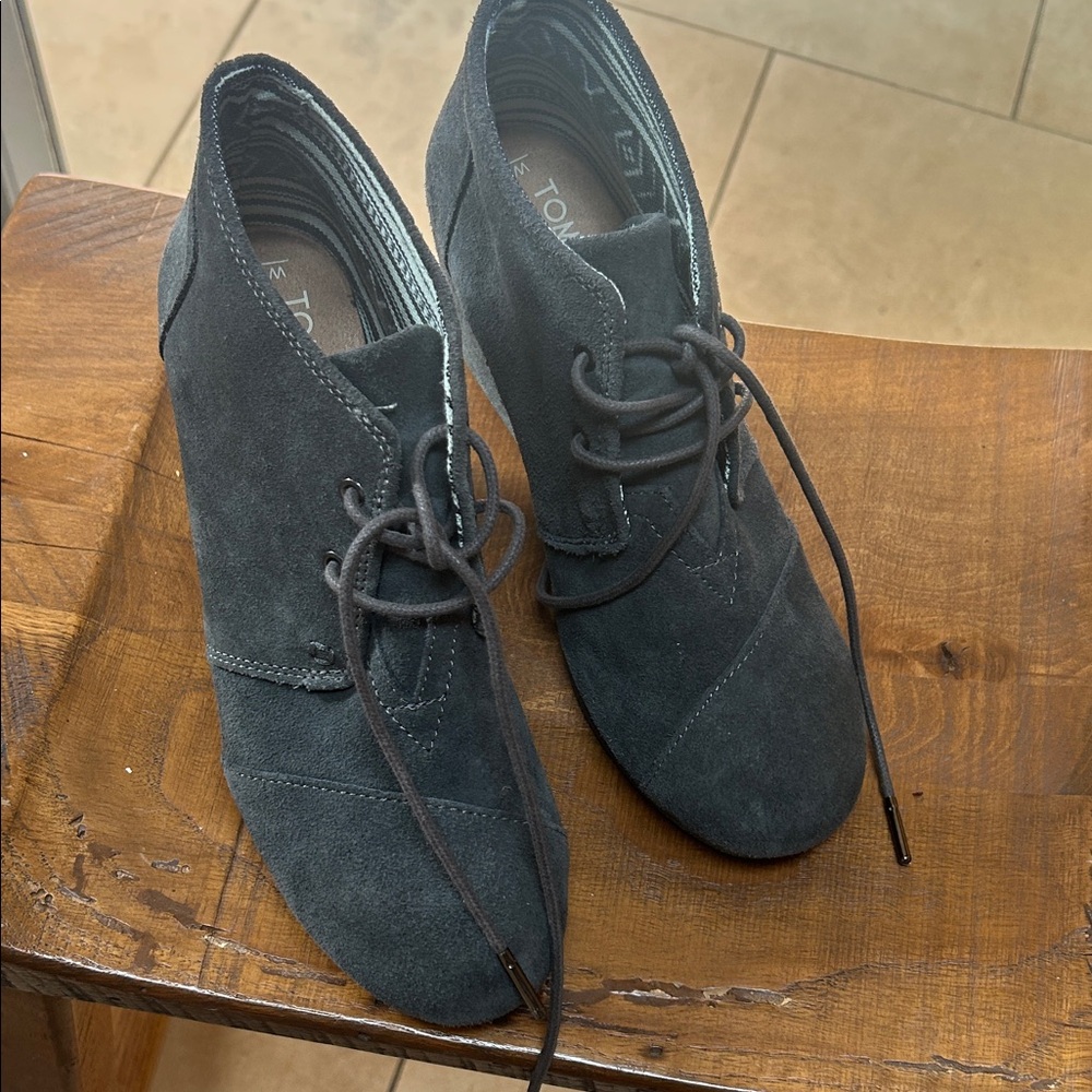 Toms Women's Dark Gray Lace Up Boots 7.5 never worn